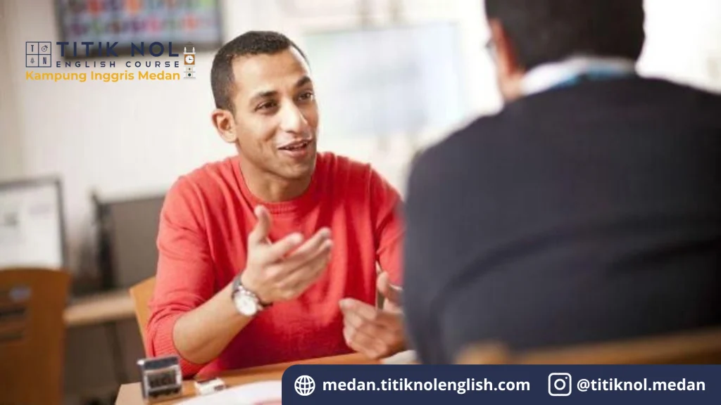 Peserta IELTS berbicara dengan examiner saat sesi Speaking
